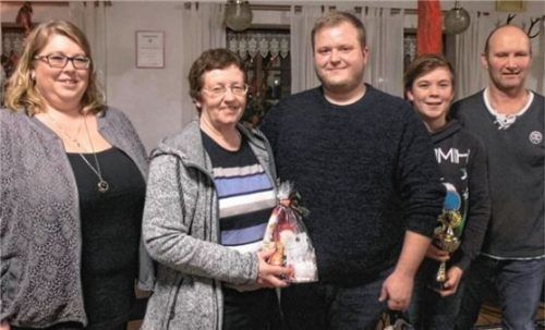 Bei der Siegerehrung: Abteilungsleiterin Andrea Zahner (von links), Marianne Hierl, Martin Linner, Korbinian Grill und Jugendwart Georg Zauner. Foto fill