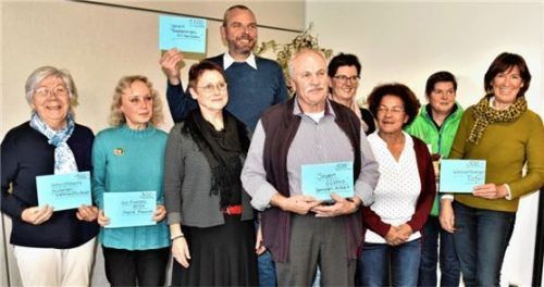 Bei der Spendenübergabe: Die „Soyener Strickdamen“ und die Vertreter der betreffenden Einrichtungen. Foto rummel