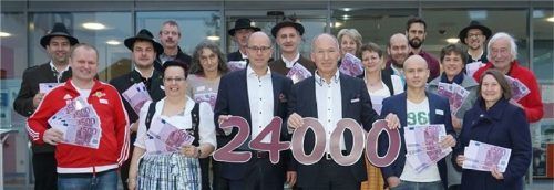 Bei der Spendenübergabe: die Vorsitzenden Thomas Rinberger (rechts in der Mitte) und Alfred Pongratz (links in der Mitte) mit den Vereinsvertretern. Foto red