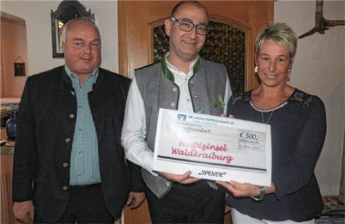 Bei der Spendenübergabe: Leonhard Moosmeier (links) und Tanja Fischl-Jonda mit Hubert Forster.Foto fill