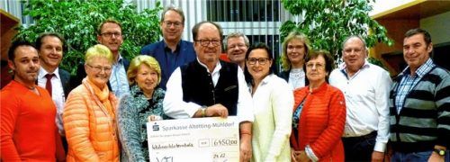 Bei der Spendenübergabe: (von links) Arnold Till, Michael Assmann, Inge Schnabl, Dr. Andreas Holzapfel, Renate Otterbach, Kai Röpke, Willi Engelmann, Hubert Kamrad, Sabine Kirr, Astrid Hoffmann, Marianne Wydeau, Wolfgang Veigl, Fritz Stamp. Foto Fischer