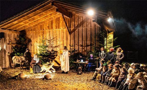 Bei der Stadlweihnacht sorgten die Kindergartenkinder neben der Stadtkapelle Wasserburg und der Hausmusik Ramerberg für die musikalische Untermalung des Krippenspiels. Foto Fischbach-Kirchgraber