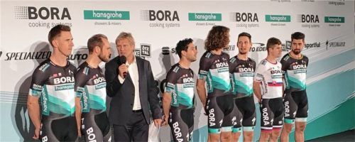Bei der Teampräsentation gestern Abend bei Auto Eder Kolbermoor: Viele Kameras, rund 400 geladene Gäste und die absoluten Topstars des Raublinger Radsport-Profiteams Bora - hansgrohe wie ganz rechts der dreifache Weltmeister Peter Sagan. Foto  Ziegler