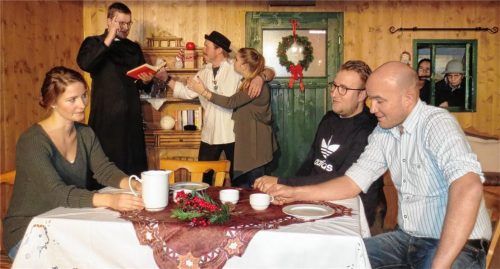 Bei der Theatergruppe Stefanskirchen gibt’s „Die verflixte Weihnachtsfeier zu sehen. Foto  Stettner
