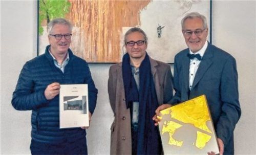 Bei der Übergabe der Bilder: Künstler Jörg Laenger (Mitte) überreicht seine Bilder an Kirchenpfleger Gerhard Schwägerl (links) und Pfarrer Sebastian Heindl. Foto re