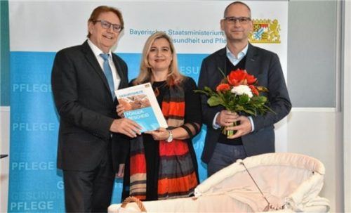 Bei der Übergabe des Förderbescheids: Rosenheims stellvertretender Landrat Dieter Kannengießer (links), Gesundheitsministerin Melanie Huml und Christof Maaßen von der Romed-Klinik Wasserburg.Foto StMGP