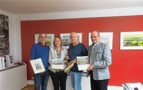 Bei der Überreichung des Kalenders von links: Stefan Pramps, Marianne Zollner, Martin Stadler und Rainer Schratt mit dem neuen Kalender des Mühldorfer Heimatbundes. Foto  Rath