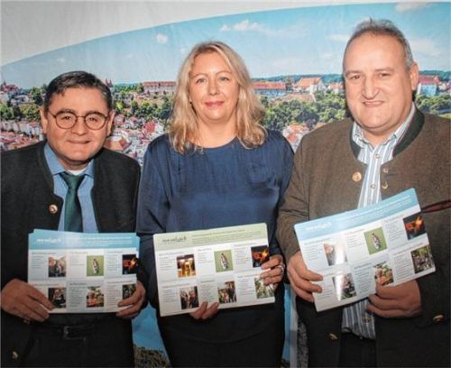 Bei der Verbandsversammlug des Tourismusverbandes Inn-Salzach (von links): Altöttings Landrat Erwin Schneider, Geschäftsführerin Andrea Streiter und Mühldorfs stellvertretender Landrat Alfred Lantenhammer mit den neuen Prospekten zur Bewerbung der Erlebnisangebote. Foto  Wagner