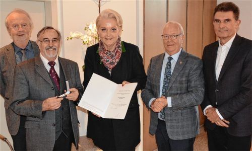 Bei der Verleihung: (von links) Kulturreferent Robert Berberich, Peter Nowak, Oberbürgermeisterin Gabriele Bauer, der Zweite Bürgermeister der Stadt Rosenheim Anton Heindl und der für Kultur zuständige Dezernent Michael Keneder. Foto Heise