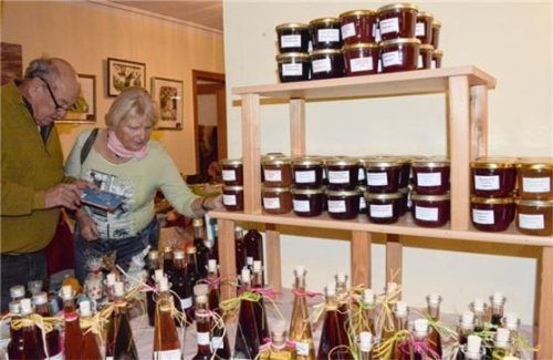 Bei der Weihnachtsausstellung werden auch selbst gemachte Marmelade und Liköre angeboten.