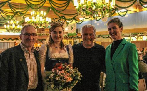 Bei der Winterversammlung der MEG Rosenheim-Bad Aibling: Vorstandsvorsitzender Philipp Moosner, Milchkönigin Beatrice Scheitz, Kabarettist Josef Brustmann und Geschäftsführerin Katharina Zuckriegl (von links).Foto Heinz