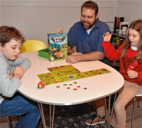 Bei „Speedy Rolls“ brauchen die possierlichen Igel Unterstützung: Die Spieler helfen beim Sammeln von Äpfeln, Blättern und Pilzen mit und bringen die stacheligen Tierchen auf dem schnellsten Weg zurück in ihr Heim! Einen aufregenden Wettlauf der Igel hat Autor Urtis Šulinskas konzipiert, an dem ein bis vier Spieler ab vier Jahren ihre Freude haben. Besonders interessant: Das mitreißende Rennen aus dem Hause Piatnik lässt sich in zwei Varianten mit unterschiedlichen Schwierigkeitsgraden und Zielsetzungen spielen. Foto Schlecker
