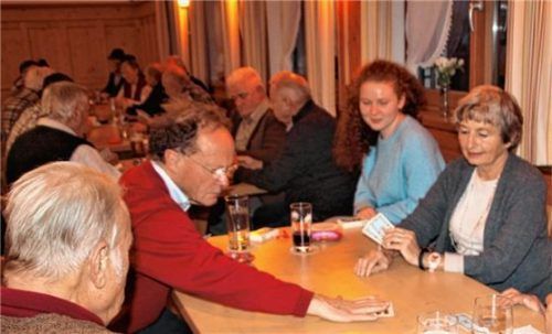 Beim Erlernen bayerischer Schafkopfregeln fand Erin Barrett (Zweite von rechts) am Spieltisch die richtigen Lehrmeister. Foto Strim