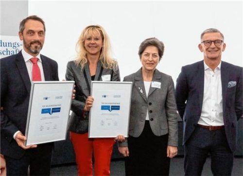 Beim Festabend der IHK für München und Oberbayern in Garching: Elfriede Ohrnberger, Ministerialdirigentin im Bayerischen Kultusministerium (Zweite von rechts), und Hubert Schöffmann, Bildungspolitischer Sprecher der IHK für München und Oberbayern (rechts), beglückwünschen Angela Eder, Mitglied der Geschäftsleitung der Eder GmbH (Zweite von links) und Stephan Kausler von der Wilhelm-Leibl-Realschule (Erster von links) zur Bildungspartnerschaft.Foto re