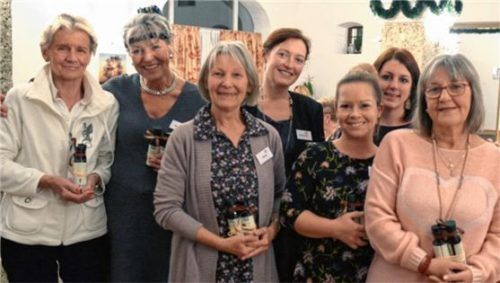 Beim Jubiläum des Helferkreises (von links): Brigette Thaller, Ingrid Kellner, Evi Bauer, Beatrice Szymansky (Leitung MOFA), Virginia Heinold, Sarah Holly (Einsatzleitung) und Annemarie Landwirth. Foto  re