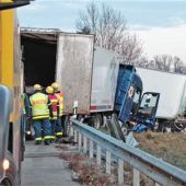 Lkw krachen aufeinander