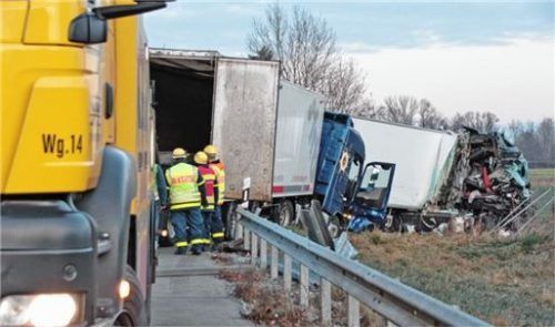Beim Zusammenstoß der beiden Lkw kamen beide Fahrer nach ersten Erkenntnissen mit dem Schrecken davon. Foto Reisner