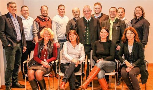 Bernhard Summerer (hinten, Fünfter von rechts), umringt von den Kandidaten der Wählergruppe Schwabering-Krottenmühl. Foto re