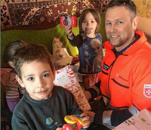 Besonders für Kinder ist die Glücksbringer-Aktion der Malteser eine Freude. Michael Soldanski, Leiter des Malteser-Auslandsdienstes der Landkreise Traunstein und Berchtesgadener Land, ist jedes Jahr berührt, welche Freude die Weihnachtshilfe auslöst.Foto malteser