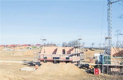 Bevor man baut: mit dem zukünftigen Bauunternehmen gemeinsam das Grundstück besichtigen. Foto dpa/Stratenschulte