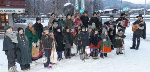 Bevor sich die Trachtenkinder auf den Weg machten, gab es ein gemeinsames Gruppenfoto am Rathausbrunnen, und das Klöpfellied wurde nochmals gesungen.Foto wegscheider