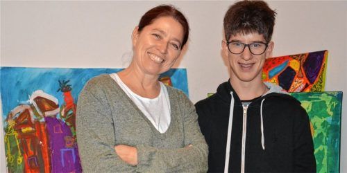 Bilder, die einem mitunter spanisch vorkommen können: Der sprachbegabte Moritz (17) aus Amerang, hier mit Mutter Anja Rosengart, ist nicht nur ein leidenschaftlicher Maler, sondern auch ein Gewinn für jede inklusive WG. Foto riffert