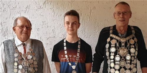 Blaues Schützenblut: Sepp Fußeder, Sieger mit der Luftpistole, Jugendkönig Nikita Svetikov und der Überraschungssieger mit dem Luftgewehr Otto Strobl (von links).Foto re