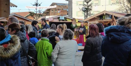Blick auf den gut besuchten Weihnachtsmarkt in Rimsting. An den verschiedenen Ständen gab es viel zu entdecken sowie kulinarische Schmankerl. Foto Thümmler