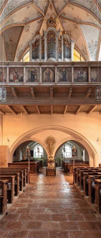 Blick in den Mittelgang. Der geschnitzte Orgelprospekt (oben) im Stil des Rokoko stammt von 1774.