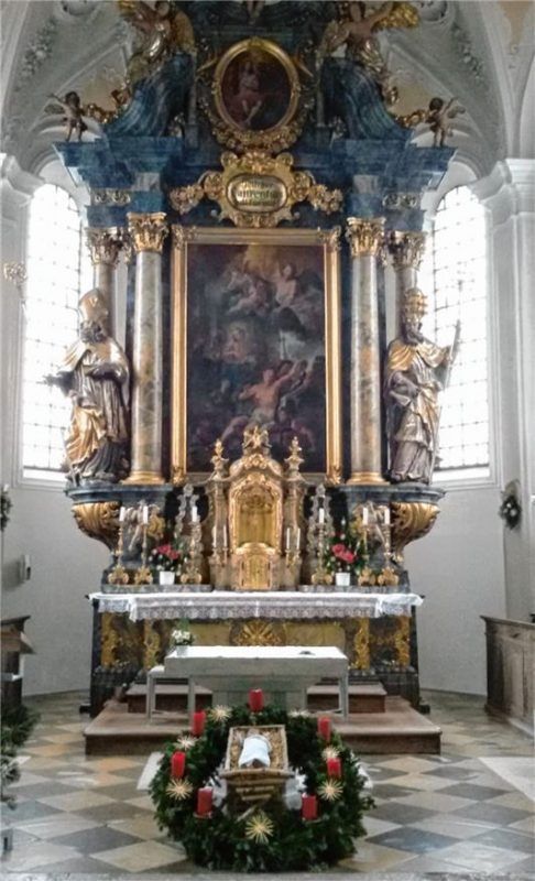 Blick in die Pfarrkirche Pfaffenhofen: Sie war um das Jahr 804 eine Taufkirche.Foto höfer