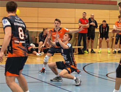 Brachte ab dem dritten Satz Stabilität in die Annahme: Fabian Bartsch (Mitte), dahinter Libero Xander Mühlbauer. Foto Enzinger