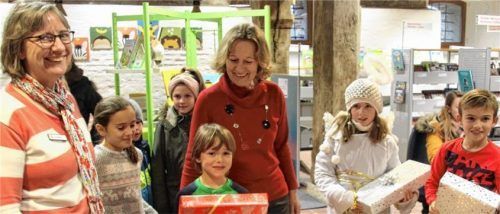 Büchereileiterin Regina Kaiser (links) überreichte zusammen mit Bürgermeisterin Marianne Zollner die Preise an Carolin Nicklbauer, Adam Zwirner, Magdalena Graf und Raffi Starke. Foto Bücherei