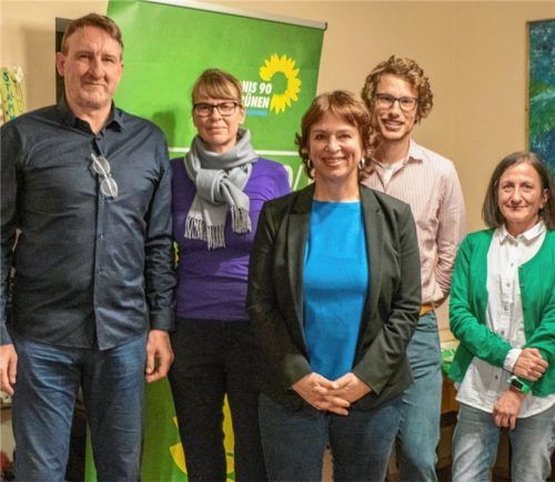 Bündnis 90/Die Grünen-Sprecherin Helga Mandl (rechts) gratulierte mit Landtagsabgeordneter Gisela Sengl (vorn) Dr. Stefan Colling mit Beisitzerin Professor Eva Leitolf und Schriftführer Bernd Katzbichler (hinten, von links). Foto Flug