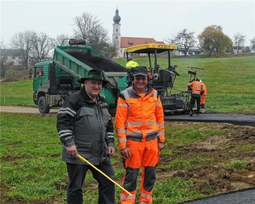Bürgermeister Alfred Lantenhammer (links) und Bauhofleiter Anton Rauscheder freuen sich über den guten Fortgang der Straßenbaumaßnahmen in der Hofmark.Foto Angermeier