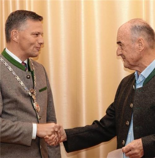 Bürgermeister Anton Wallner (links) gratuliert Nachrücker Sepp Scheibl zu seinem neuen Amt. Fotos  Stache