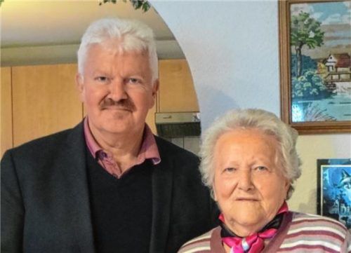 Bürgermeister Erwin Baumgartner beglückwünschte Resi Feiler zum 90.Geburtstag. Foto  Huber