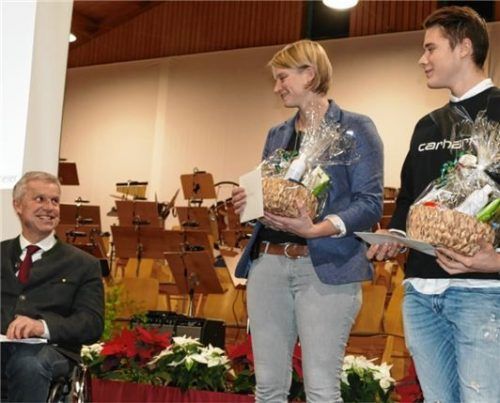 Bürgermeister Hajo Gruber (links) ehrte die Weltrekordhalterin Jana Wittenbrock und den deutschen Meister Felix Astner, jeweils im Wasserski-Lauf.Foto Hoffmann