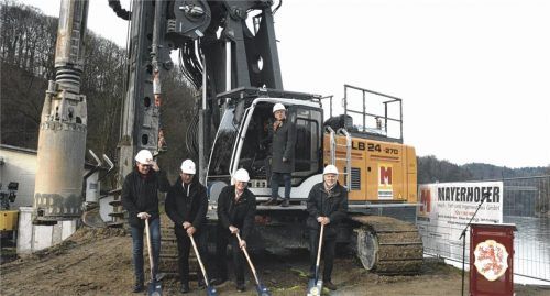Bürgermeister Michael Kölbl durfte beim Spatentisch ans Steuer des Baggers, den offiziellen Akt zum Baubeginn für das neue Schöpfwerk vollzogen (von rechts) sein Stellvertreter Werner Gartner, Planer Anton Mader vom Büro Dippold & Gerold, Bauleiter Marcel Penzel von der Firma Mayerhofer und Alexander Huber vom städtischen Bauamt. Foto Duczek