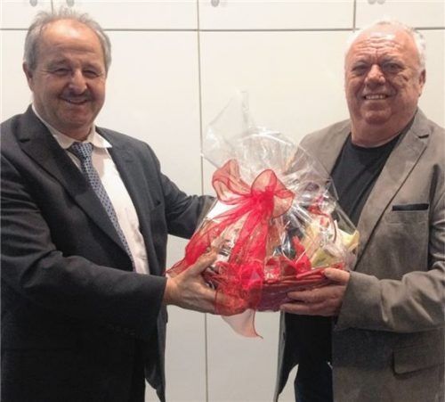 Bürgermeister Peter Kloo verabschiedete während der jüngsten Stadtratssitzung Albert Paukert, der seit 1980 für die Stadt Kolbermoor tätig war.Foto Weinzierl