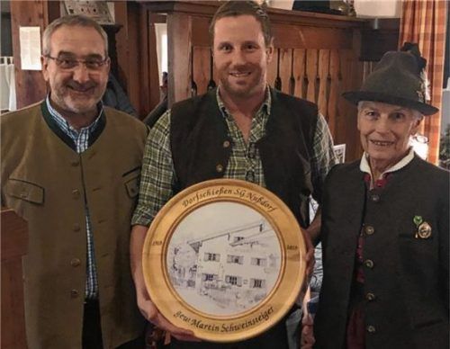 Bürgermeister Sepp Oberaurer (links) und Schützenmeisterin Christl Staber (rechts) gratulieren Martin Schweinsteiger (Mitte) zum besten Blattl.Foto  Steffenhagen
