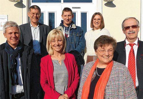 Bürgermeister Thomas Schmidinger (vorne links) und die Caritas-Vorständin Gabriele Stark-Angermeier (vorne rechts) freuten sich über den Besuch von Staatssekretärin Carolina Trautner (vorne Mitte) zusammen mit Einrichtungsleiter Christian Dallinger (hinten von links), Bewohner Pascal Hilgendorf, Daniela Oberleitner vom Caritas-Team und Kreisgeschäftsführer Franz Burghartswieser. Foto Unterforsthuber