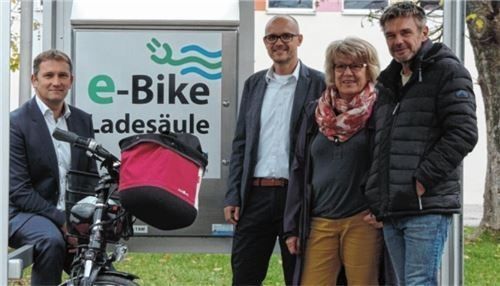 Bürgermeister Tobias Windhorst, Florian Kulzer (Geschäftsführer Strotög), Lehrerin Helga Fischer und Rektor Manfred Putz (von links) freuen sich über die neue Ladesäule für Elektro-Fahrräder. Foto  Stadt Töging
