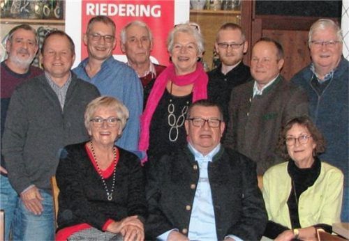 Bürgermeisterkandidat Franz Josef Sammer (vorne Mitte) und das Kandidatenteam der SPD Riedering.Foto re