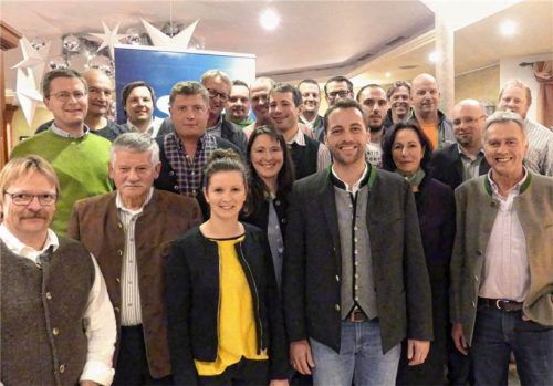 Bürgermeisterkandidat Martin Baumann (vorne in Janker und Weste) und die Gemeinderatskandidaten der CSU Oberaudorf. Foto re