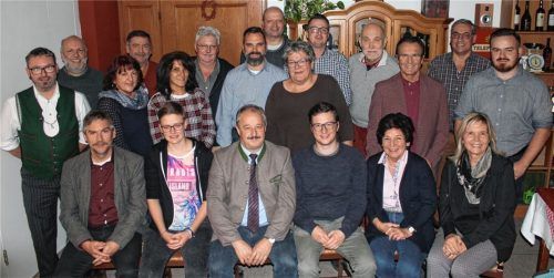 Bürgermeisterkandidat Peter Kloo (unten, Dritter von links) und der Großteil der Bewerber um die Stadtratsmandate, die die Kolbermoorer SPD ins Rennen schicken. Foto re