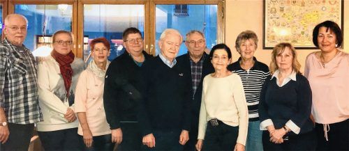 Bürgermeisterkandidatin Petra Keitz-Dimpflmeier (rechts) mit einem Teil ihres Stadtratskandidaten-Teams: Jörg Voß, Michaela Müller, Eva Loos, Rudi Hofschneider, Richard Lechner, Josef Glaser, Renate Feraschin, Barbara Sandtner und Verena Böhm (von links). Foto  re