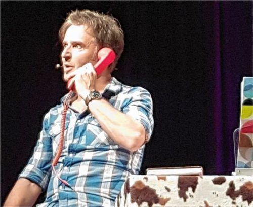 Chris Boettcher begeisterte zum 100. Geburtstag der Kolbermoorer AWO das Publikum im Mareis-Saal. Foto Buxot