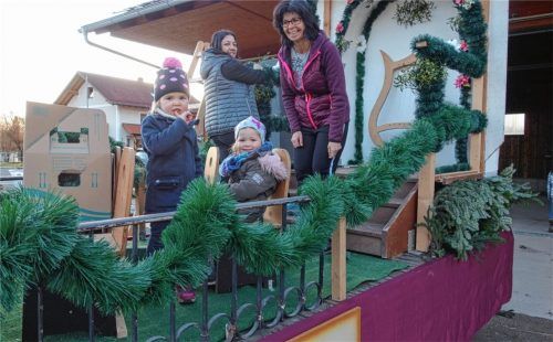 Christel Huber mit fleißigen Helfern beim Schmücken des Wagens der heiligen Cäcilie.Foto  Fuhrmann