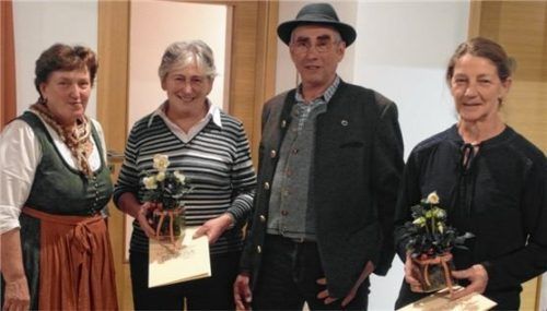 Christrosen für die Geehrten: (von links) Chorleiterin Anni Engelsberger, Maria Singer (55 Jahre), Kirchenpfleger Josef Mark und Maria Engelsberger (45 Jahre).Foto re