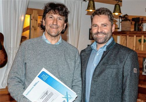 CSU-Ortsvorsitzender Martin Wilhelm (links) gratulierte Matthias Schlechter zur einstimmigen Wahl zum Bürgermeisterkandidaten der CSU. Foto Hauser